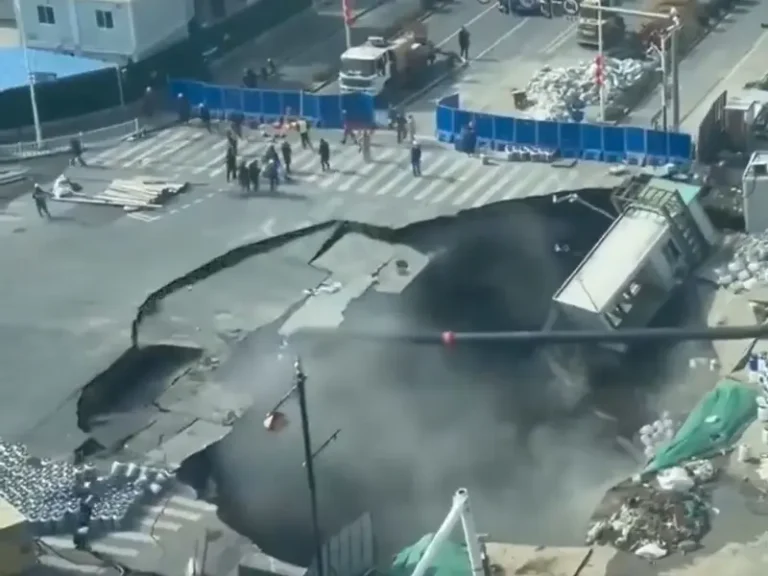 Shanghai, China, menjadi lokasi terbaru sinkhole. Pada 12 Februari 2026, lubang raksasa tiba-tiba muncul di lokasi konstruksi Stasiun Qixin Road, jalur metro Jiamin.
