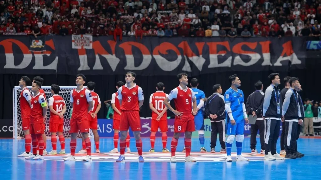 Timnas Futsal Indonesia kembali menorehkan sejarah dengan melaju ke final Piala Asia Futsal 2026 untuk pertama kalinya, usai menumbangkan raksasa Asia, Jepang, dengan skor dramatis 5-3.