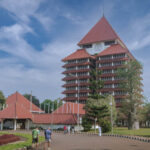 UI membuka beragam jalur penerimaan, mulai dari seleksi nasional hingga jalur mandiri, untuk jenjang Sarjana (S1) dan Vokasi (D3/D4).