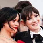 Aktris Jenna Ortega dan Winona Ryder (kanan) di Venice Film Festival untuk film “Beetlejuice Beetlejuice”. (Foto: Akun Instagram @beetlejuicemovie)