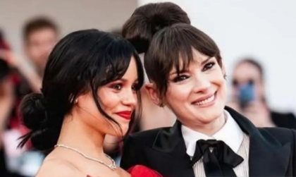 Aktris Jenna Ortega dan Winona Ryder (kanan) di Venice Film Festival untuk film “Beetlejuice Beetlejuice”. (Foto: Akun Instagram @beetlejuicemovie)