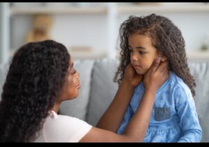 orang tua menjaga anak