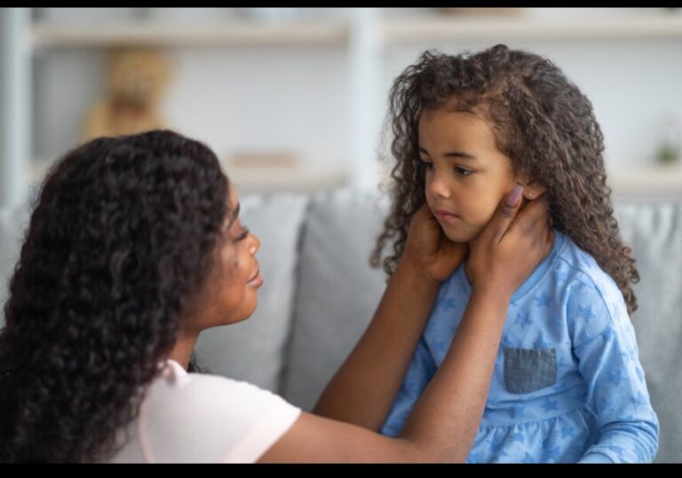 orang tua menjaga anak