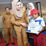Bupati Pekalongan Fadia Arafiq didampingi Wakil Bupati Sukirman pada kegiatan penyaluran bansos di Pekalongan, belum lama ini. (Foto: Humas Kabupaten Pekalongan)