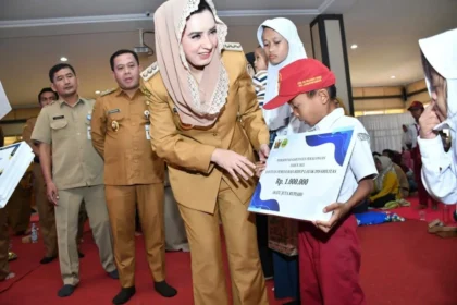 Bupati Pekalongan Fadia Arafiq didampingi Wakil Bupati Sukirman pada kegiatan penyaluran bansos di Pekalongan, belum lama ini. (Foto: Humas Kabupaten Pekalongan)