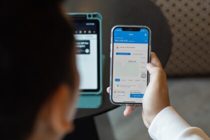 Dengan teknologi yang semakin canggih, siapa saja bisa berinvestasi emas secara digital mulai dari nominal kecil secara bertahap, misalnya melalui fitur eMAS di aplikasi DANA.