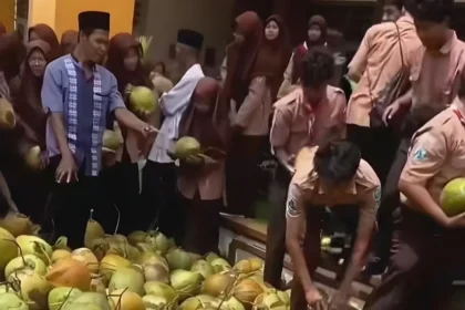 SPPG Gresik Sidayu Sidomulyo yang menyajikan kelapa utuh dalam menu MBG untuk penerima manfaat dihentikan operasionalnya sementara oleh BGN.