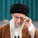 Televisi Pemerintah Iran, Ahad (1/3/2026), mengonfirmasi bahwa Pemimpin Tertinggi Iran, Ayatollah Ali Khamenei (86 tahun), tewas dalam gelombang serangan besar-besaran yang dilancarkan Amerika Serikat (AS) dan Israel.
