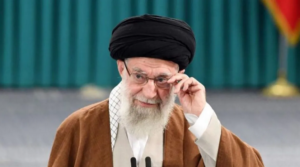 Televisi Pemerintah Iran, Ahad (1/3/2026), mengonfirmasi bahwa Pemimpin Tertinggi Iran, Ayatollah Ali Khamenei (86 tahun), tewas dalam gelombang serangan besar-besaran yang dilancarkan Amerika Serikat (AS) dan Israel.