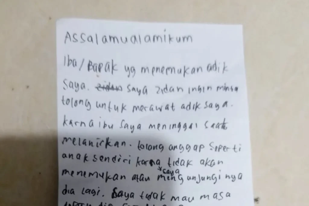 Surat dengan tulisan tangan seorang bernama Zidan (12 tahun) yang meninggalkan adiknya di Jalan Pejaten Raya RT 01/02, Pasar Minggu, Jakarta Selatan usai ibunya meninggal pasca melahirkan, Jakarta Selatan, Selasa (3/3/2026). (Foto: Polsek Pasar Minggu)