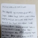 Surat dengan tulisan tangan seorang bernama Zidan (12 tahun) yang meninggalkan adiknya di Jalan Pejaten Raya RT 01/02, Pasar Minggu, Jakarta Selatan usai ibunya meninggal pasca melahirkan, Jakarta Selatan, Selasa (3/3/2026). (Foto: Polsek Pasar Minggu)