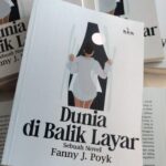 Buku Novel Dunia di Balik Layar karya Fanny J. Poyk.