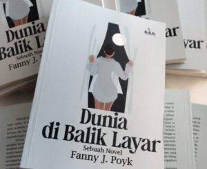 Buku Novel Dunia di Balik Layar karya Fanny J. Poyk.