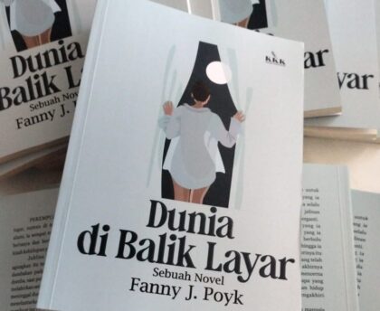 Buku Novel Dunia di Balik Layar karya Fanny J. Poyk.