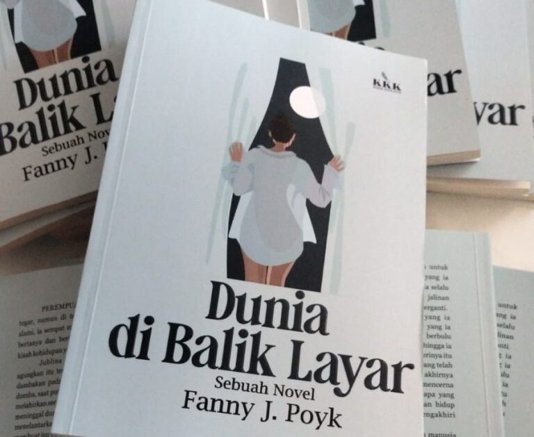 Buku Novel Dunia di Balik Layar karya Fanny J. Poyk.