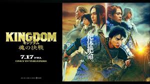 Situs resmi adaptasi live-action dari manga populer karya Yasuhisa Hara, Kingdom, baru-baru ini merilis trailer teaser untuk film kelima, Kingdom: Tamashii no Kessen (Pertempuran Menentukan Jiwa). Trailer ini tidak hanya meningkatkan antisipasi para penggemar, tetapi juga memperkenalkan sejumlah pemain baru yang bergabung dalam cerita epik ini. Pemeran baru tersebut antara lain Jun Shison sebagai Mōten, Kenji Sakaguchi sebagai Kanki, Fūju Kamio sebagai Ōhon, Satoshi Hashimoto sebagai Chōtō, Yajūrō Bandō sebagai Mōgō, Ayumi Tanida sebagai Ōsen, dan Takashi Sasano sebagai Saitaku. Cuplikan visual teaser menampilkan seluruh pemain baru ini, memberi gambaran menarik tentang karakter-karakter yang akan muncul. Di pusat cerita Kingdom adalah perjalanan Xin, seorang anak budak yang memiliki impian menjadi jenderal besar untuk negara Qin. Xin membantu Raja muda Ying Zheng dalam ambisinya menyatukan Tiongkok, berusaha menjadi komandan militer superior yang mampu mengalahkan Tujuh Negara Berperang yang kuat. Kento Yamazaki kembali memerankan Xin (Shin), bersama para pemeran lama Ryō Yoshizawa, Kanna Hashimoto, Yūki Yamada, Etsushi Toyokawa, dan Shun Oguri. Di balik layar, Shinsuke Satō kembali sebagai sutradara, yang dikenal lewat karya live-action Gantz, Death Note: Light up the NEW world, dan Bleach. Skenario ditulis oleh Tsutomu Kuroiwa (Black Butler, Golden Kamuy) bekerja sama dengan Hara, dengan musik oleh Yutaka Yamada (Bleach, Golden Kamuy – The Hunt of Prisoners in Hokkaido). Film ini diproduksi oleh Shinzō Matsuhashi. Kingdom: Tamashii no Kessen dijadwalkan tayang di Jepang pada 17 Juli 2026, melanjutkan kisah epik dalam adaptasi live-action yang sudah sukses. Franchise live-action Kingdom telah meraih kesuksesan sejak film pertamanya. Film pertama, yang tayang pada April 2019, menghasilkan 5,73 miliar yen (sekitar US$53,2 juta). Sekuelnya, Kingdom II: Harukanaru Daichi e (To Distant Lands), tayang pada Juli 2022 dan meraih 5,16 miliar yen (sekitar US$37,8 juta), menjadi film live-action Jepang terlaris di Jepang tahun itu. Film ketiga, yang rilis Juli 2023, memuncaki box office pada akhir pekan pembukaannya, sedangkan film keempat tayang pada 12 Juli 2024 dan mulai tersedia di Netflix pada Januari. Manga asli yang dirilis di majalah Weekly Young Jump milik Shueisha pada 2006 ini terus menarik perhatian pembaca di seluruh dunia. Viz Media akan merilis versi bahasa Inggris manga ini mulai November mendatang. Untuk adaptasi anime, seri pertama tayang pada 2012, diikuti seri kedua pada 2013. Seri ketiga tayang April 2020, sempat hiatus karena COVID-19, lalu kembali tayang April 2021, dimulai ulang dari episode pertama. Funimation menayangkan semua seri anime ini di Amerika Utara dan merilis DVD-nya. Dengan cerita yang menarik, jajaran pemain yang terus berkembang, serta warisan kuat di manga dan live-action, Kingdom: Tamashii no Kessen dipastikan akan melanjutkan saga epik yang dicintai para penggemar.