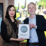 Menteri Pariwisata Widiyanti Putri Wardhana (kiri) usai menerima penghargaan Travelers’ Choice Awards Best of the Best 2026 oleh Senior Director of Media Hotel and Growth Tripadvisor Justien Reid dalam ajang pameran ITB Berlin 2026, Berlin Expo Center City, Selasa, (3/3/2026). (Foto: Kementerian Pariwisata)