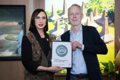 Menteri Pariwisata Widiyanti Putri Wardhana (kiri) usai menerima penghargaan Travelers’ Choice Awards Best of the Best 2026 oleh Senior Director of Media Hotel and Growth Tripadvisor Justien Reid dalam ajang pameran ITB Berlin 2026, Berlin Expo Center City, Selasa, (3/3/2026). (Foto: Kementerian Pariwisata)