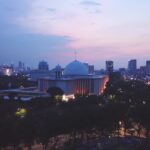 Pemandangan Jakarta di waktu malam hari.