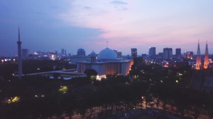 Pemandangan Jakarta di waktu malam hari.