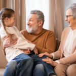 Para peneliti menemukan bahwa kakek-nenek yang aktif merawat cucu memiliki skor lebih tinggi dalam tes memori dan kelancaran verbal dibandingkan mereka yang tidak terlibat dalam pengasuhan.