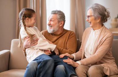 Para peneliti menemukan bahwa kakek-nenek yang aktif merawat cucu memiliki skor lebih tinggi dalam tes memori dan kelancaran verbal dibandingkan mereka yang tidak terlibat dalam pengasuhan.