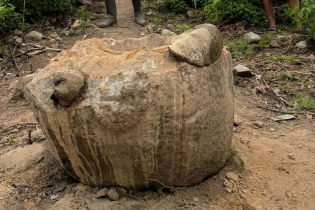 Megalit diduga berusia 1.000 tahun yang dirusak di Dongi-Dongi, Kabupaten Poso, Sulawesi Tengah, Kamis (5/3/2026). (Foto: Antara/Dok.Pribadi)