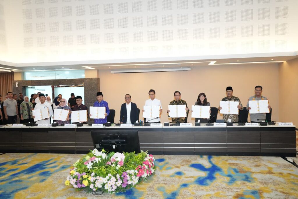 Rakor Tingkat Menteri di Kantor Kemenko PMK, Jakarta, Kamis (5/3/2026) yang dipimpin Menko PMK Pratikno, dan dihadiri oleh jajaran menteri terkait, termasuk Menteri Agama Nasaruddin Umar, Mendikdasmen Abdul Mu'ti, Menkes Budi Gunadi Sadikin, Mensos Saifullah Yusuf, Menkomdigi Meutya Hafid, Menteri Kependudukan Wihaji, Menteri PPPA Arifah Fauzi, serta Irwasum Polri Komjen Pol. Wahyu Widada. (Foto: Puspen Kemendagri) Rakor Tingkat Menteri di Kantor Kemenko PMK, Jakarta, Kamis (5/3/2026) yang dipimpin Menko PMK Pratikno, dan dihadiri oleh jajaran menteri terkait, termasuk Menteri Agama Nasaruddin Umar, Mendikdasmen Abdul Mu'ti, Menkes Budi Gunadi Sadikin, Mensos Saifullah Yusuf, Menkomdigi Meutya Hafid, Menteri Kependudukan Wihaji, Menteri PPPA Arifah Fauzi, serta Irwasum Polri Komjen Pol. Wahyu Widada. (Foto: Puspen Kemendagri) Rakor Tingkat Menteri di Kantor Kemenko PMK, Jakarta, Kamis (5/3/2026) yang dipimpin Menko PMK Pratikno, dan dihadiri oleh jajaran menteri terkait, termasuk Menteri Agama Nasaruddin Umar, Mendikdasmen Abdul Mu'ti, Menkes Budi Gunadi Sadikin, Mensos Saifullah Yusuf, Menkomdigi Meutya Hafid, Menteri Kependudukan Wihaji, Menteri PPPA Arifah Fauzi, serta Irwasum Polri Komjen Pol. Wahyu Widada. (Foto: Puspen Kemendagri)