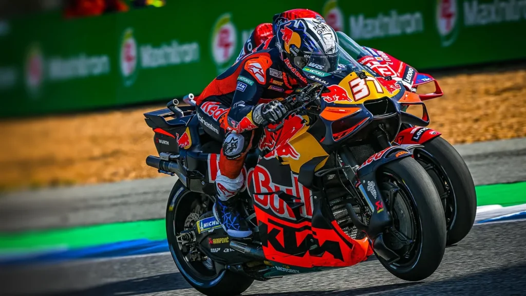 Pembalap muda Red Bull KTM, Pedro Acosta, keluar sebagai pemenang dalam duel sengit melawan legenda hidup Marc Marquez pada Sprint Race di Sirkuit Internasional Chang, Buriram, Sabtu (28/2/2026).