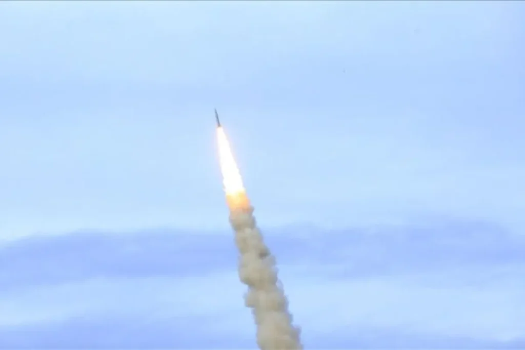 Peluru kendali (rudal) Iran meluncur menuju sasaran target. (Foto: Anadolu)