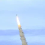 Peluru kendali (rudal) Iran meluncur menuju sasaran target. (Foto: Anadolu)