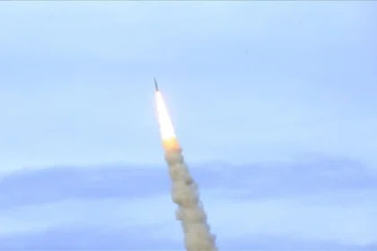 Peluru kendali (rudal) Iran meluncur menuju sasaran target. (Foto: Anadolu)