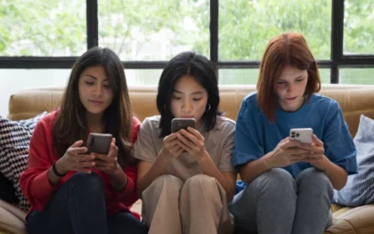 Kebiasaan remaja yang terlalu sering menggulir layar ponsel alias scroll media sosial (medsos) tanpa kendali ternyata menyimpan bahaya laten.