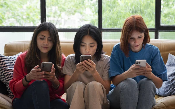 Kebiasaan remaja yang terlalu sering menggulir layar ponsel alias scroll media sosial (medsos) tanpa kendali ternyata menyimpan bahaya laten.