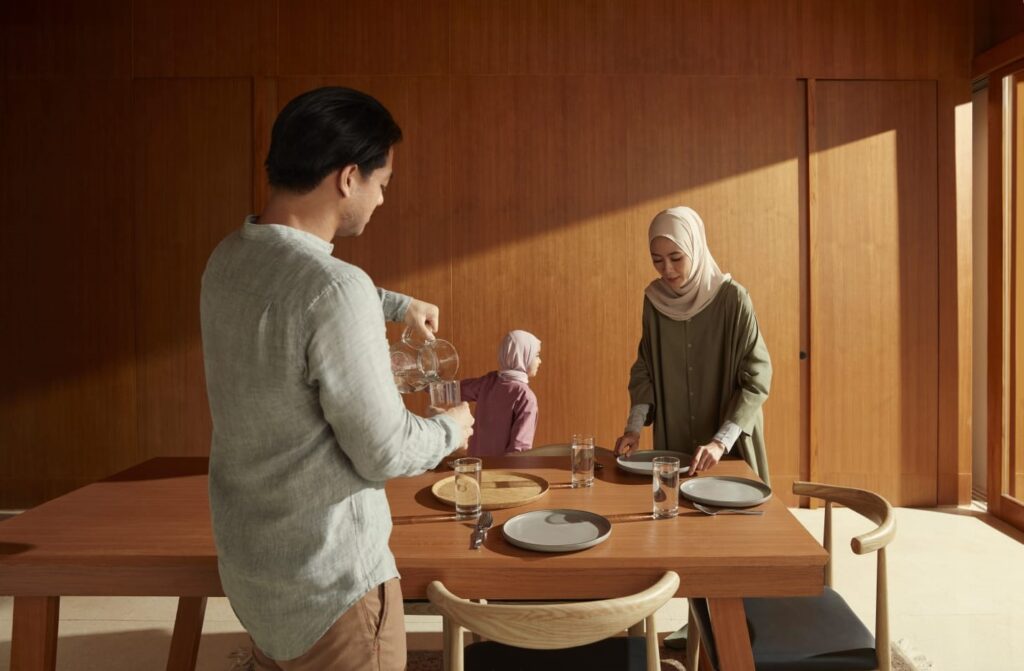 Ramadan selalu menghadirkan suasana hangat di setiap rumah. Namun di balik semarak sahur, berbuka, dan persiapan Lebaran, ada peran besar seorang ibu yang kerapkali luput dari sorotan. (Foto: Sun Life)