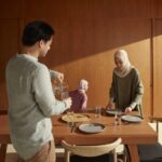 Ramadan selalu menghadirkan suasana hangat di setiap rumah. Namun di balik semarak sahur, berbuka, dan persiapan Lebaran, ada peran besar seorang ibu yang kerapkali luput dari sorotan. (Foto: Sun Life)