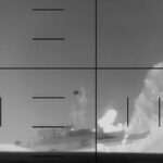 Tangkapan layar dari video yang dirilis AS menunjukkan momen serangan torpedo menghantam kapal perang Iran di Samudra Hindia. (Foto: AFP)