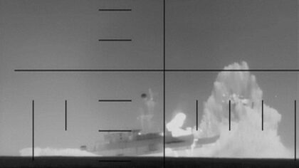 Tangkapan layar dari video yang dirilis AS menunjukkan momen serangan torpedo menghantam kapal perang Iran di Samudra Hindia. (Foto: AFP)