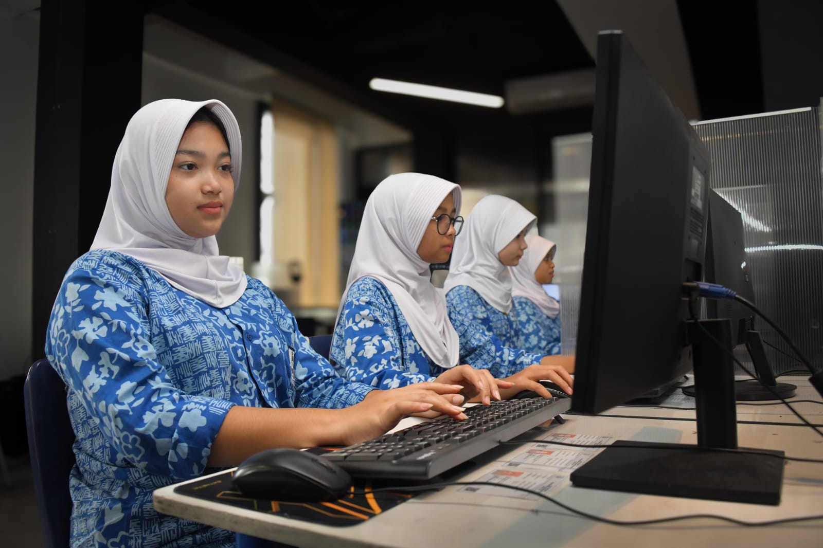 Para siswi mengikuti ujian Tes Kemampuan Akademik (TKA) jenjang SD dan SMP tahun 2026.