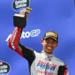 Pembalap Honda Team Asia asal Indonesia, Veda Pratama, memperlihatkan trofi pembalap terbaik ketiga yang diraihnya pada balapan Moto3 GP Brasil 2026 di Sirkuit Ayrton Senna, Goiania, Minggu (22/3/2026). (Foto: MotoGP)