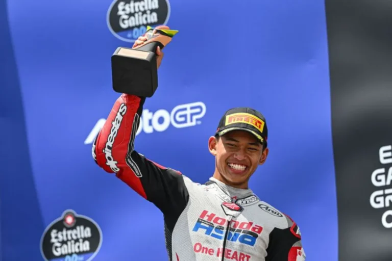 Pembalap Honda Team Asia asal Indonesia, Veda Pratama, memperlihatkan trofi pembalap terbaik ketiga yang diraihnya pada balapan Moto3 GP Brasil 2026 di Sirkuit Ayrton Senna, Goiania, Minggu (22/3/2026). (Foto: MotoGP)