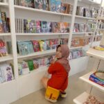 Pembatasan gadget harus diimbangi dengan keterlibatan aktif orang tua. Menyediakan alternatif kegiatan yang menarik menjadi kunci agar anak tidak kembali bergantung pada layar.
