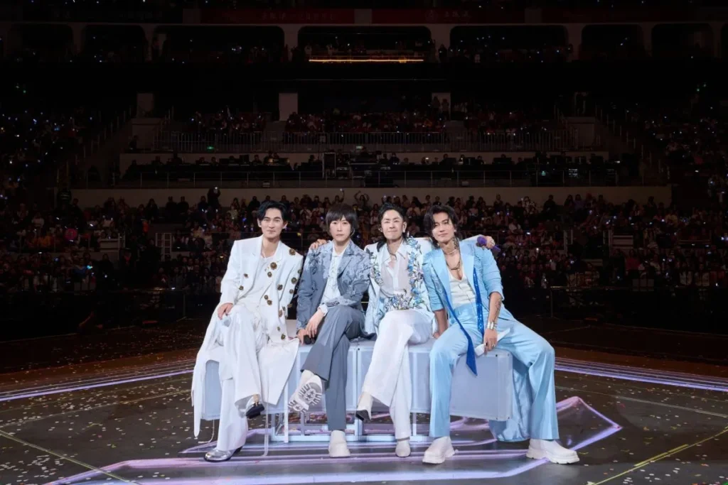 Penampilan anggota grup F4 (dari kanan ke kiri) – Jerry Yan, Van Ness Wu bersama vokalis band rock Taiwan Mayday, Ashin, dan Vic Chou dalam tur konser F*FOREVER 1st World Tour. (Foto: Color Asia Live)