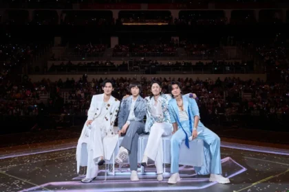 Penampilan anggota grup F4 (dari kanan ke kiri) – Jerry Yan, Van Ness Wu bersama vokalis band rock Taiwan Mayday, Ashin, dan Vic Chou dalam tur konser F*FOREVER 1st World Tour. (Foto: Color Asia Live)