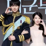 Aktor Korea Selatan Byeon Woo-seok dan aktris IU (kanan) membintangi drama terbaru berjudul “Perfect Crown”.