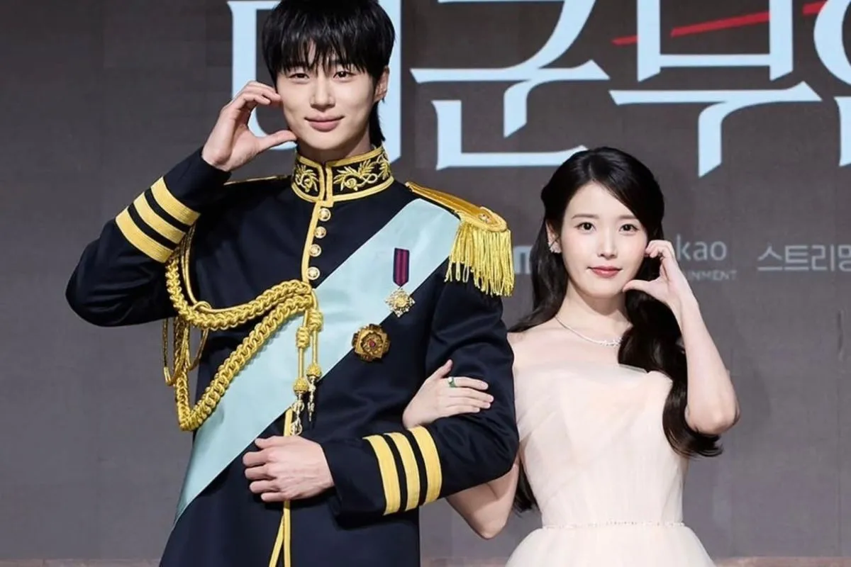 Aktor Korea Selatan Byeon Woo-seok dan aktris IU (kanan) membintangi drama terbaru berjudul “Perfect Crown”.