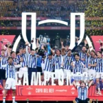 Para pemain Real Sociedad merayakan keberhasilan menjuarai Piala Raja (Copa del Rey) 2025/2026 setelah mengalahkan Atletico Madrid pada partai final di Stadion de La Cartuja, Sevilla, Sabtu (18/4/2026) waktu setempat. (Foto: x.com/rfef)