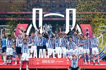 Para pemain Real Sociedad merayakan keberhasilan menjuarai Piala Raja (Copa del Rey) 2025/2026 setelah mengalahkan Atletico Madrid pada partai final di Stadion de La Cartuja, Sevilla, Sabtu (18/4/2026) waktu setempat. (Foto: x.com/rfef)