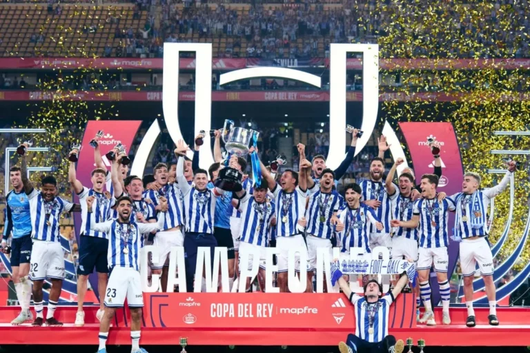Para pemain Real Sociedad merayakan keberhasilan menjuarai Piala Raja (Copa del Rey) 2025/2026 setelah mengalahkan Atletico Madrid pada partai final di Stadion de La Cartuja, Sevilla, Sabtu (18/4/2026) waktu setempat. (Foto: x.com/rfef)