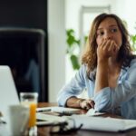 Wanita sedang stress.